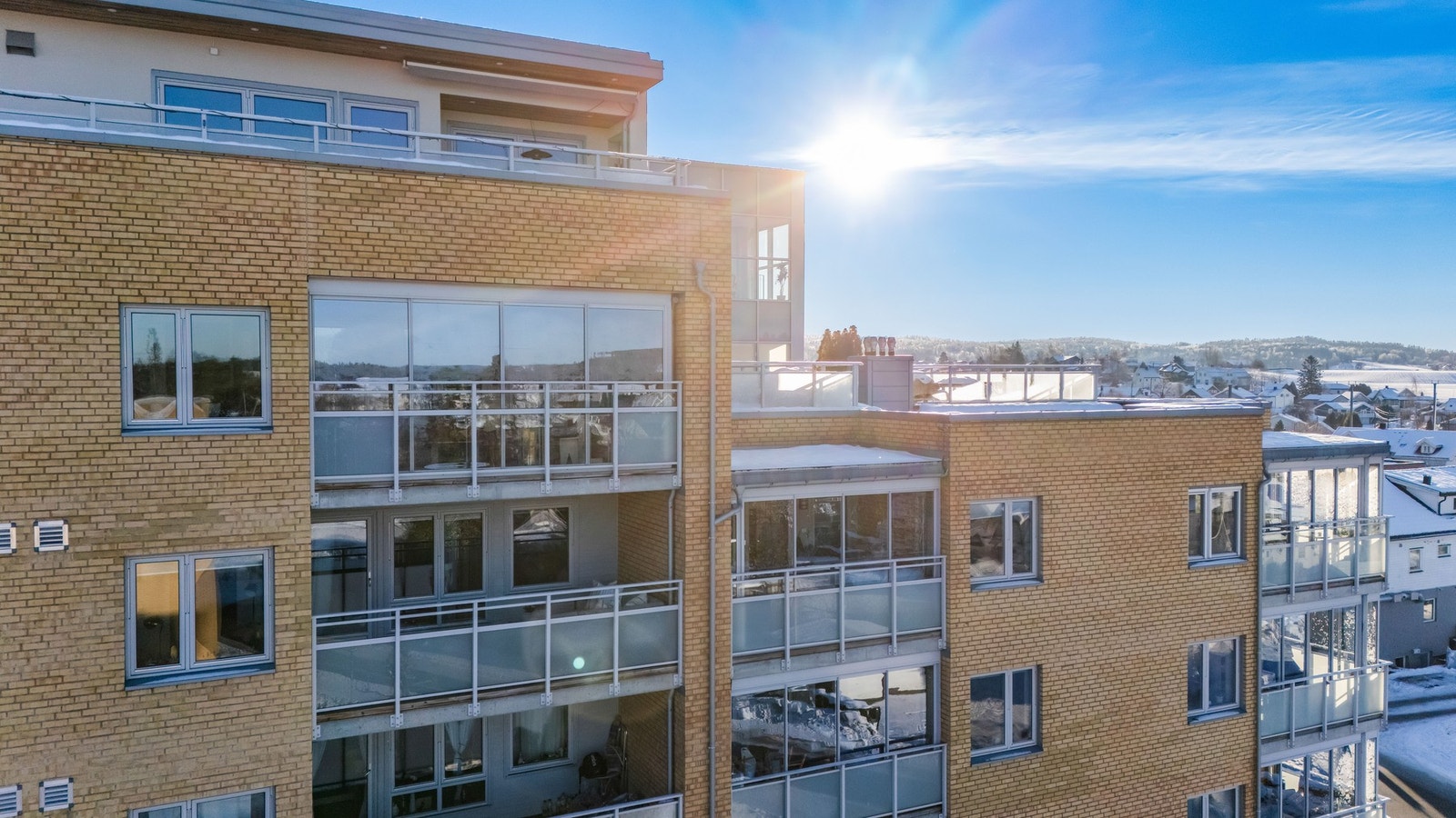 Dagligvarehandelen kan blant annet gjøres på Bunnpris, Rema 1000 og Extra. Fokus butikksenter har et godt og variert utvalg, inkludert apotek, vinmonopol og frisør. Lillestrøm og Strømmen ligger også godt innen rekkevidde via offentlig kommunikasjon og bi Galleribilde