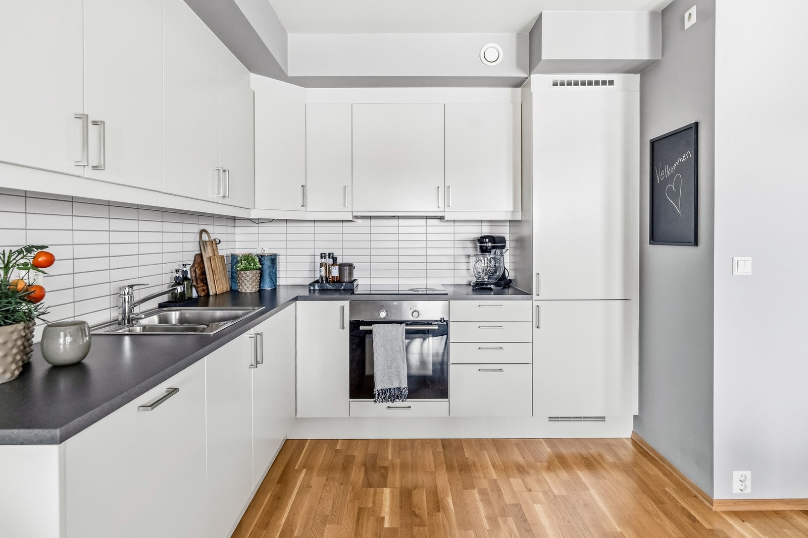 Kjøkkenet er utstyrt med integrert induksjonstopp, stekeovn, oppvaskmaskin samt kombinert kjøl/frys. Videre er det montert automatisk vannstopper og komfyrvakt for økt sikkerhet. Galleribilde