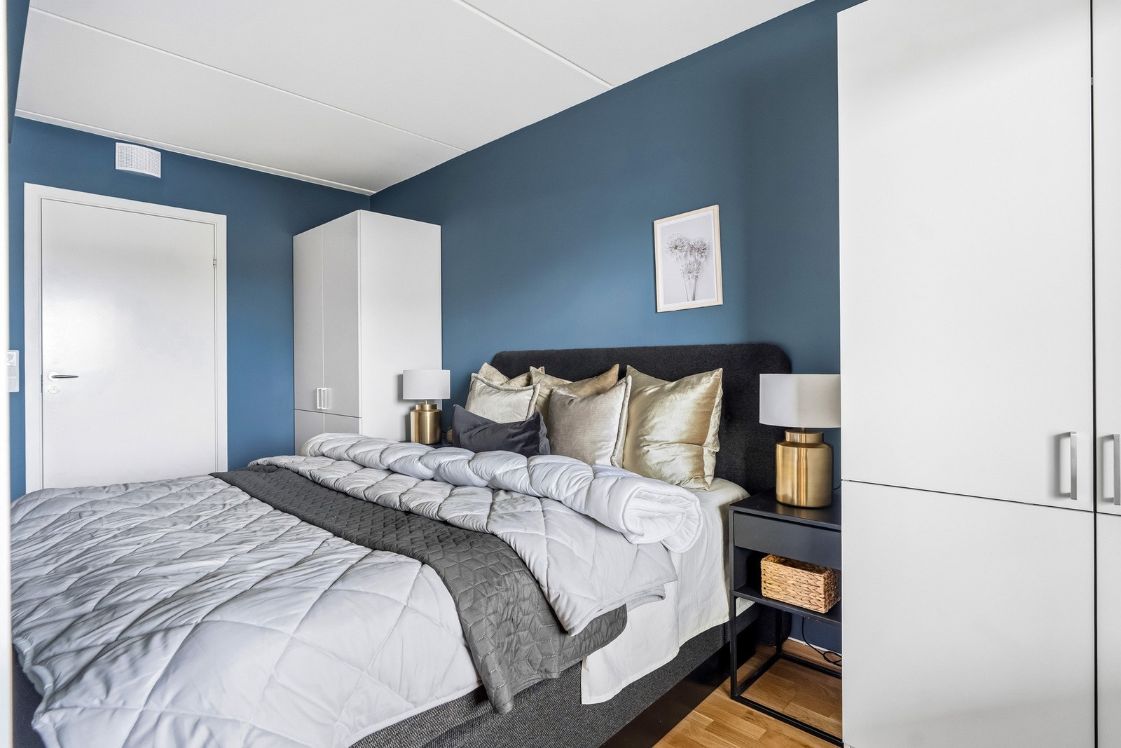 Hovedsoverommet har god plass til dobbeltseng og garderobeløsninger, samt direkte adkomst til badet. Galleribilde