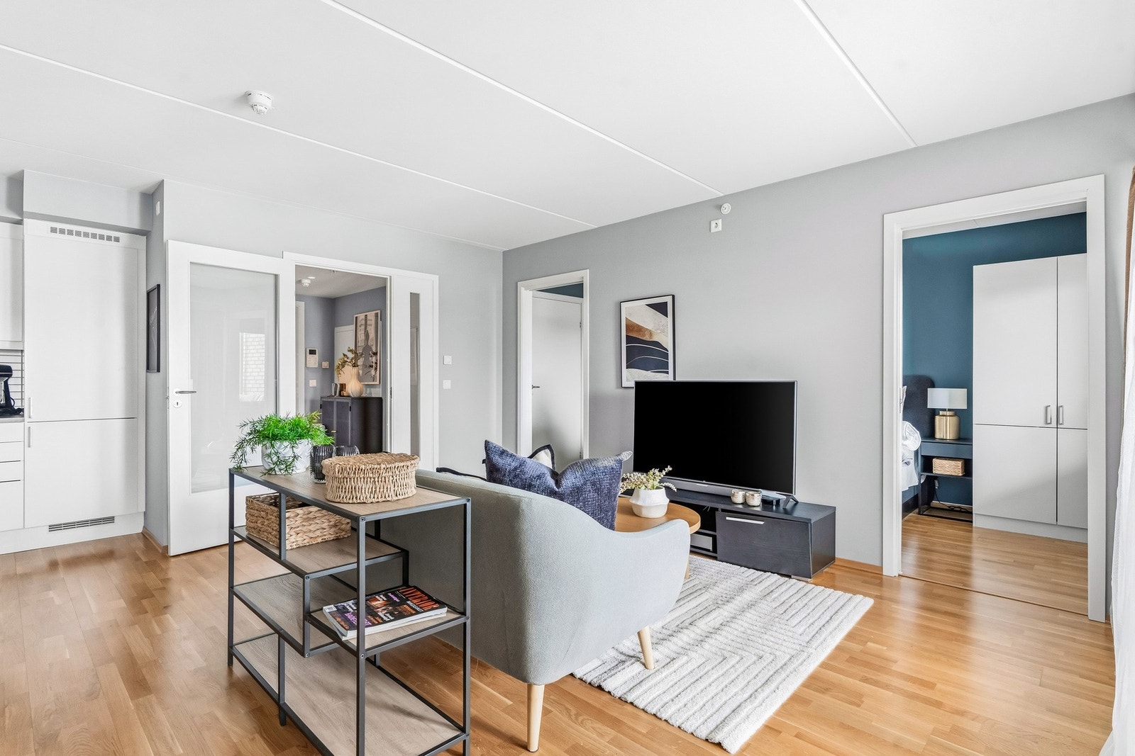 Fra stuen er det adkomst til hovedsoverommet via to skyvedører. Galleribilde