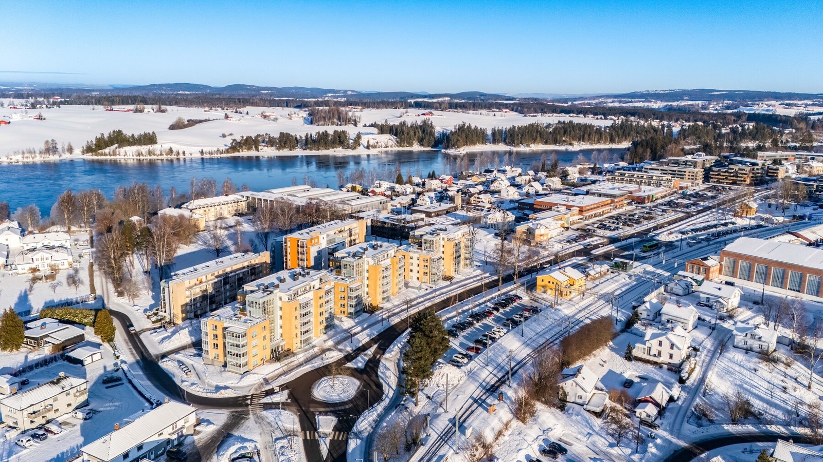 Fra eiendommen er det gangavstand til Sørumsand barneskole, Bingsfoss ungdomsskole og Sørumsand Videregående Skole. Kommunen har flere videregående skoler, samt et godt utvalg av både kommunale og private barnehager. Galleribilde