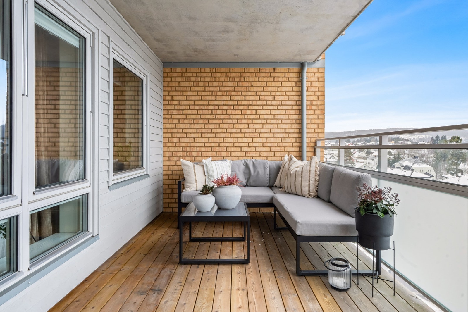 Fra stuen er det utgang til en balkong på ca. 12 kvm. Galleribilde