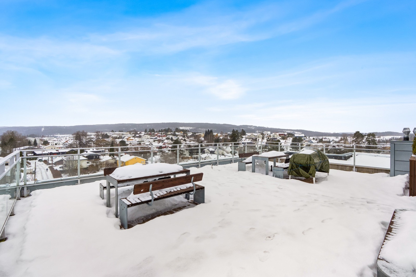 Bygget har en felles takterrasse hvor solen kan nytes fra morgen til kveld. Galleribilde