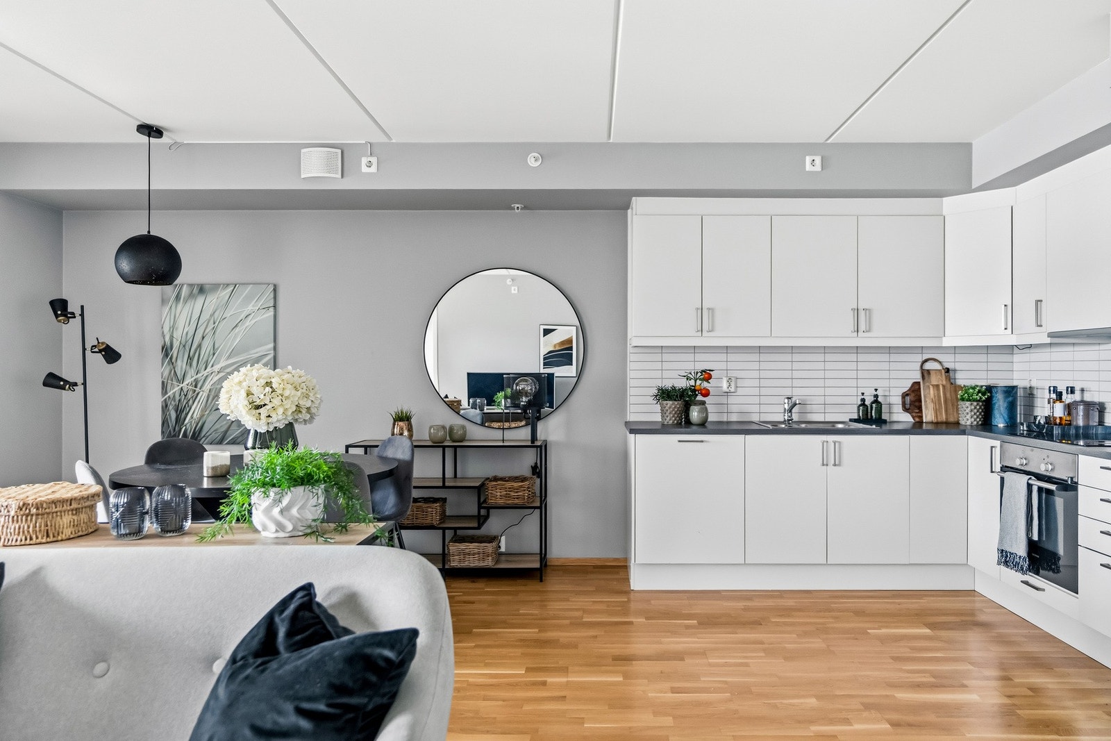 Sigdal kjøkkeninnredning med glatte fronter og et moderne, tidløst uttrykk. Galleribilde