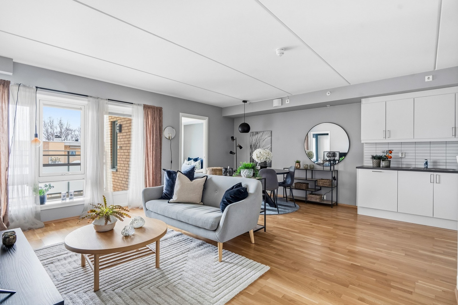 Velkommen til Sørumsandveien 93 - En koselig og innbydende 3-roms leilighet med praktisk planløsning, vannbåren gulvvarme i alle rom, stor balkong med utsikt og garasjeplass. Galleribilde