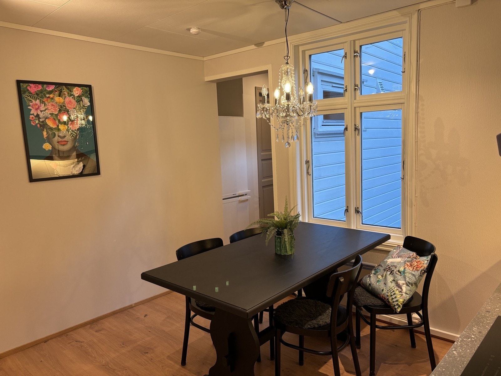 Spisegruppe på kjøkken. Galleribilde