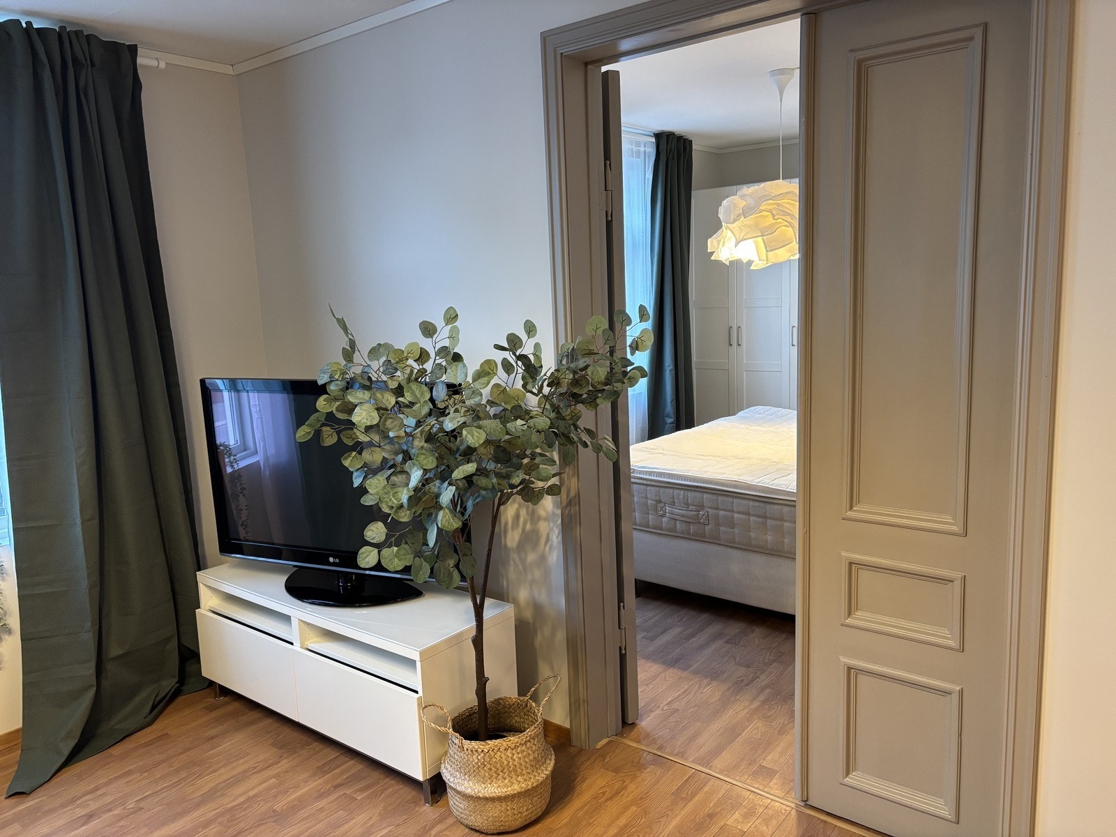 Stue med inngang til hovedsoverom. Galleribilde