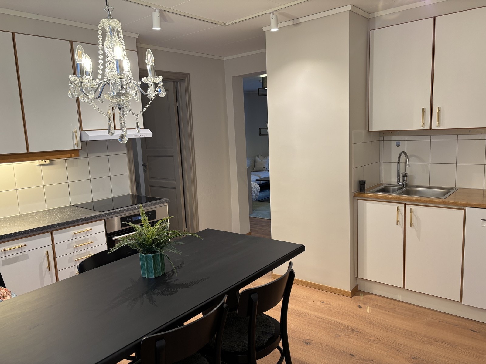 Kjøkken med hvitevarer og gode oppbevaringsmuligheter. Galleribilde