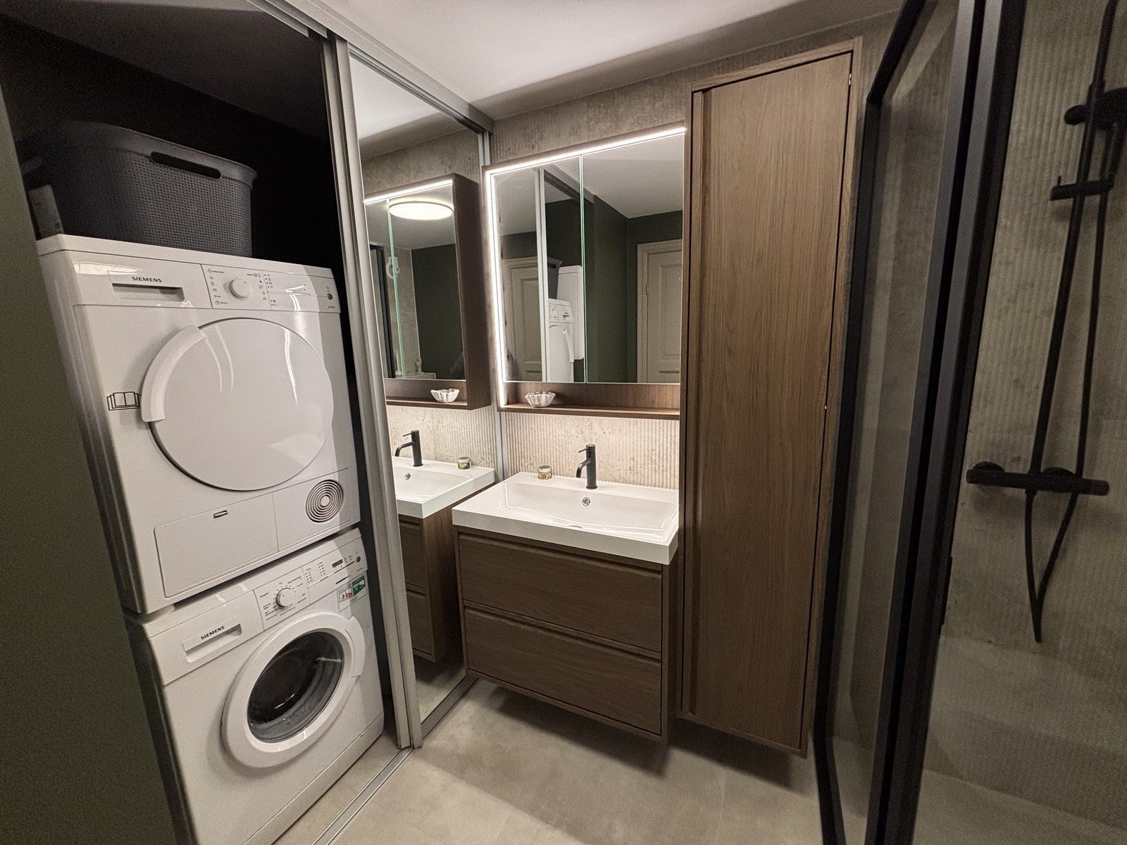 Praktisk løsning med skyvedører. Galleribilde