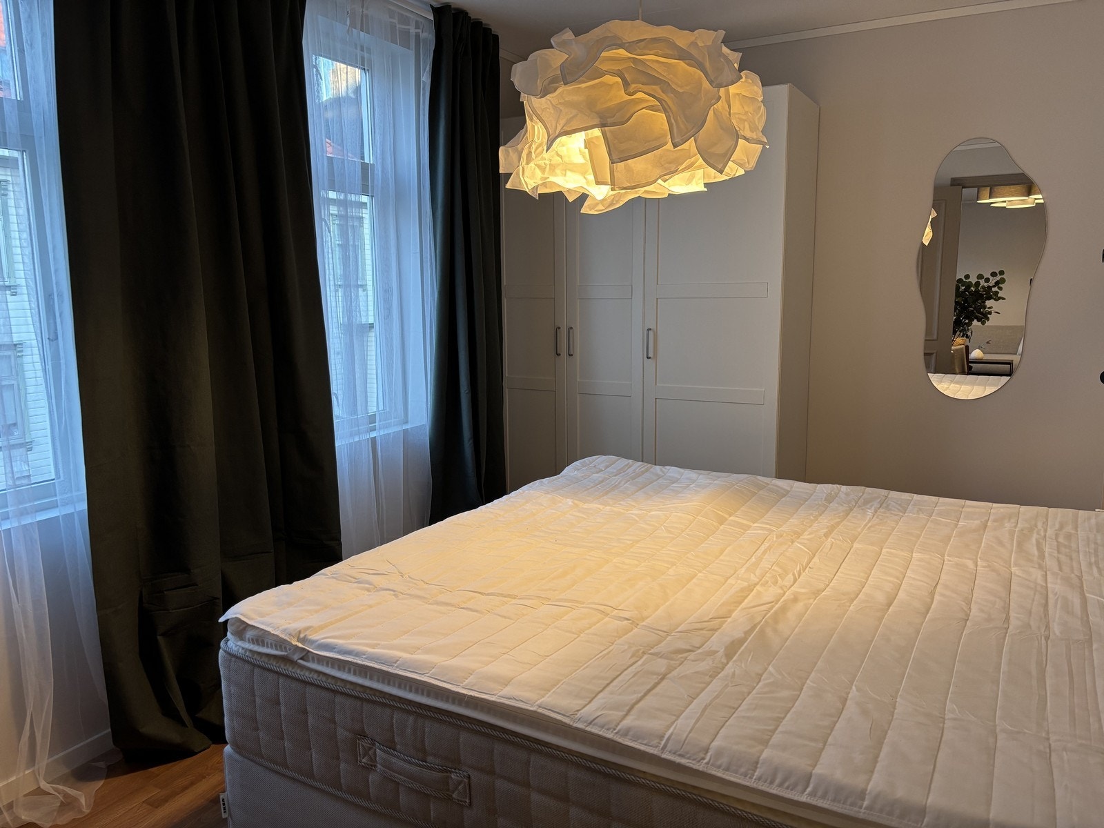 Hovedsoverom med garderobeskap. Galleribilde