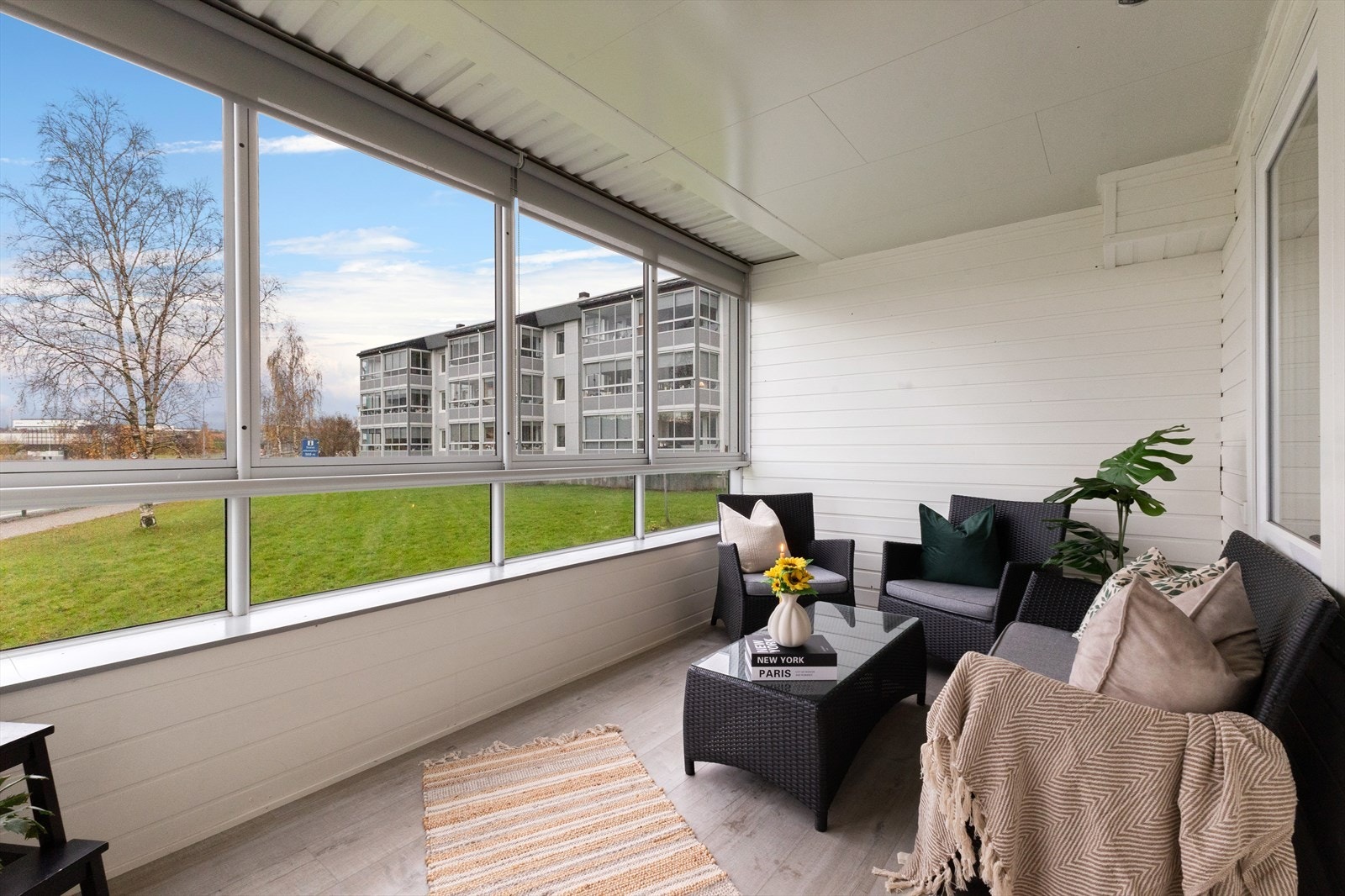 Vinterhage. Glassfeltene kan skyves/åpnes ved behov, og det er solavskjerming/rullegardiner i samtlige vindusfelt. Galleribilde