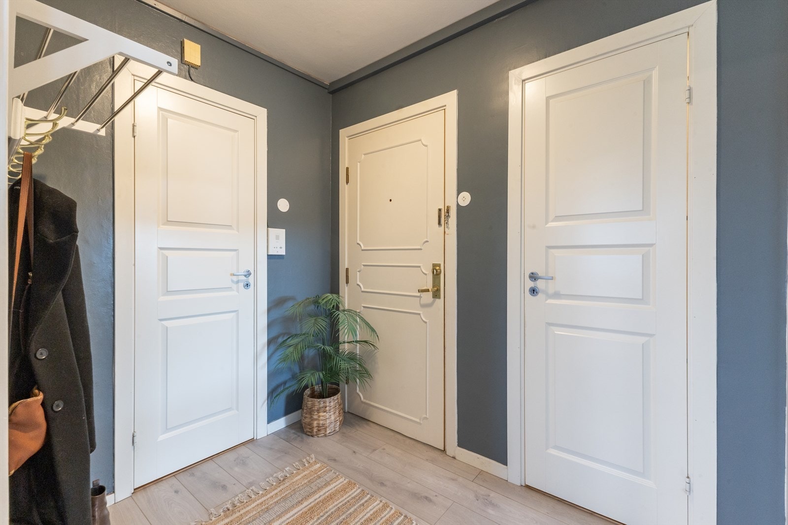 Yttergang. Dør til badet til venstre, dør ut mot yttergang rett frem, og dør til wc-rom til høyre. Galleribilde