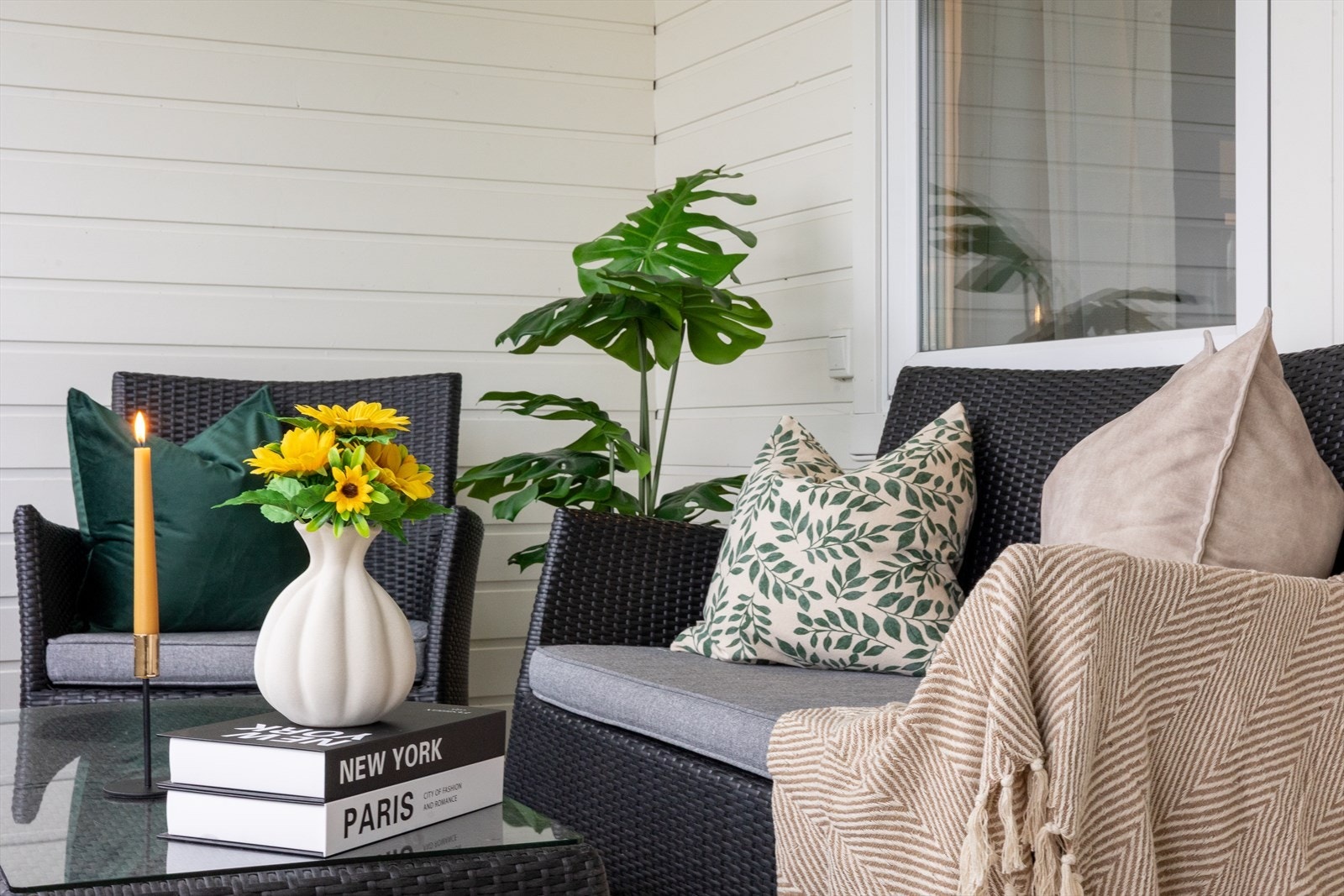 Innglasset balkong på ca. 9,5 kvm, som mange bruker året rundt. Galleribilde