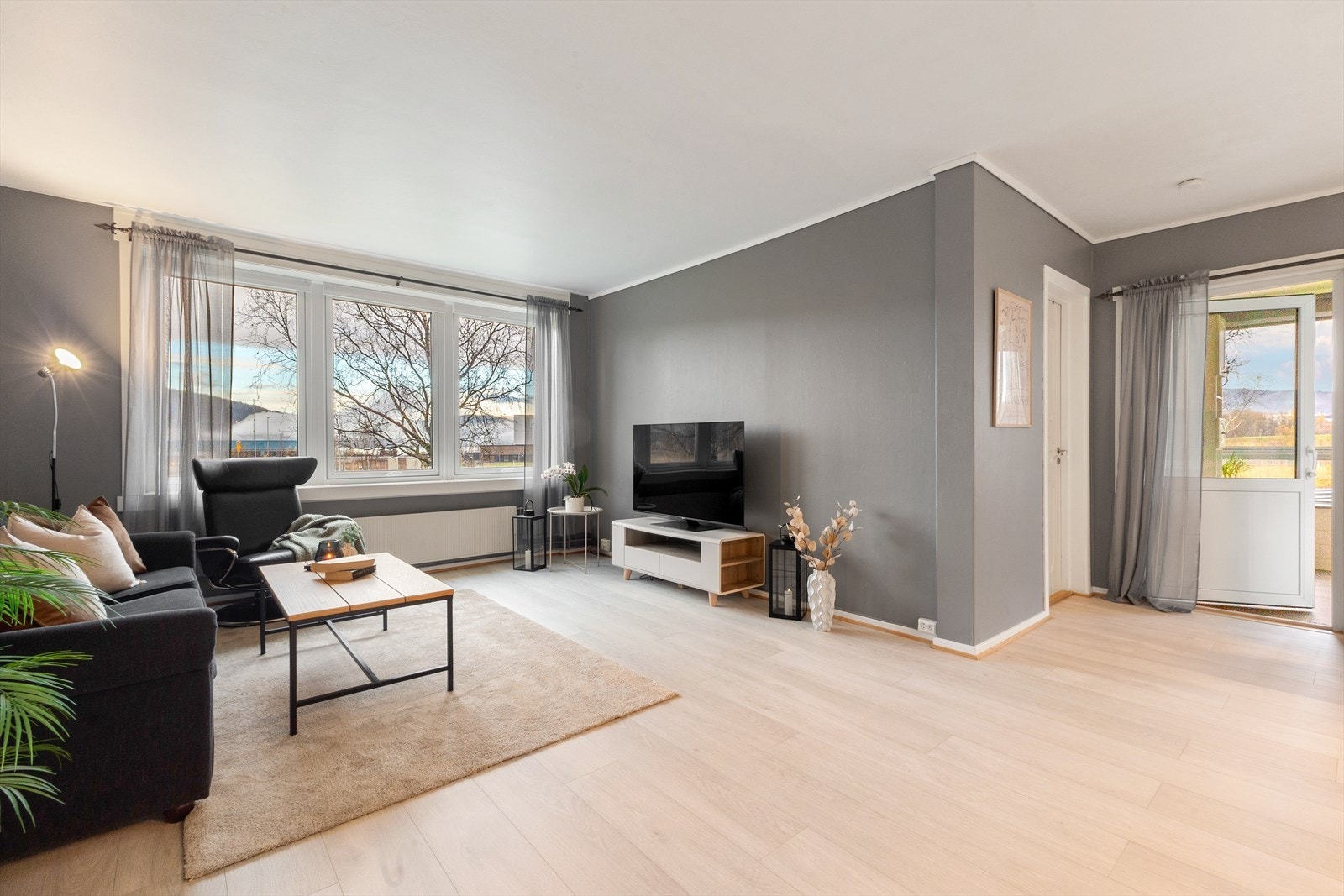 Ligger i 1.etg, på hjørnet med fin utsikt. Galleribilde