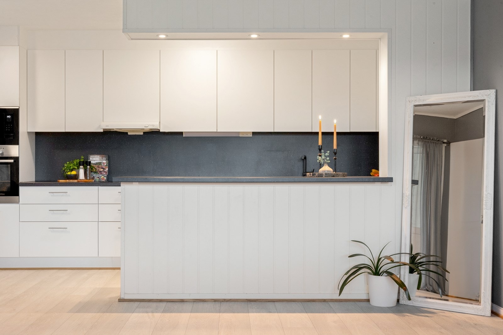 Kjøkken fra 2019 med hvitevarer. Passer utmerket inn stilmessig i leiligheten. Galleribilde