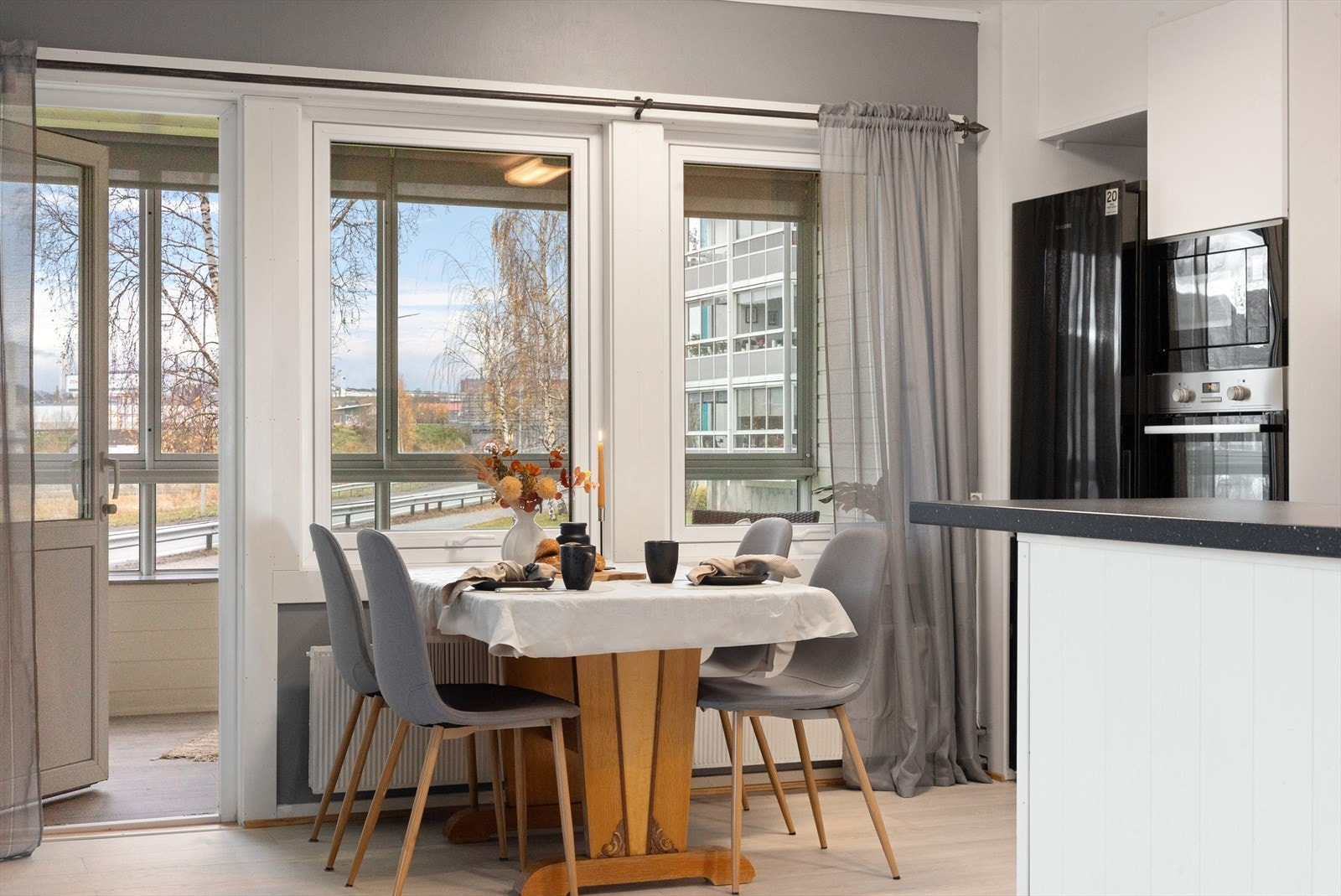 Mot spiseplass og vinterhage. Galleribilde