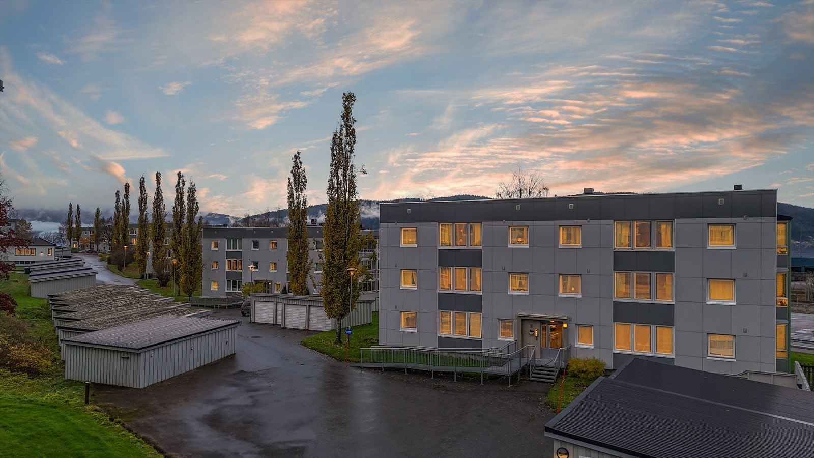 Borettslaget har ett eget forsamlingslokale som kan leies om ønskelig(Fyrhuset) - Felles bilvaskeplass - El. bil ladere finnes. Galleribilde