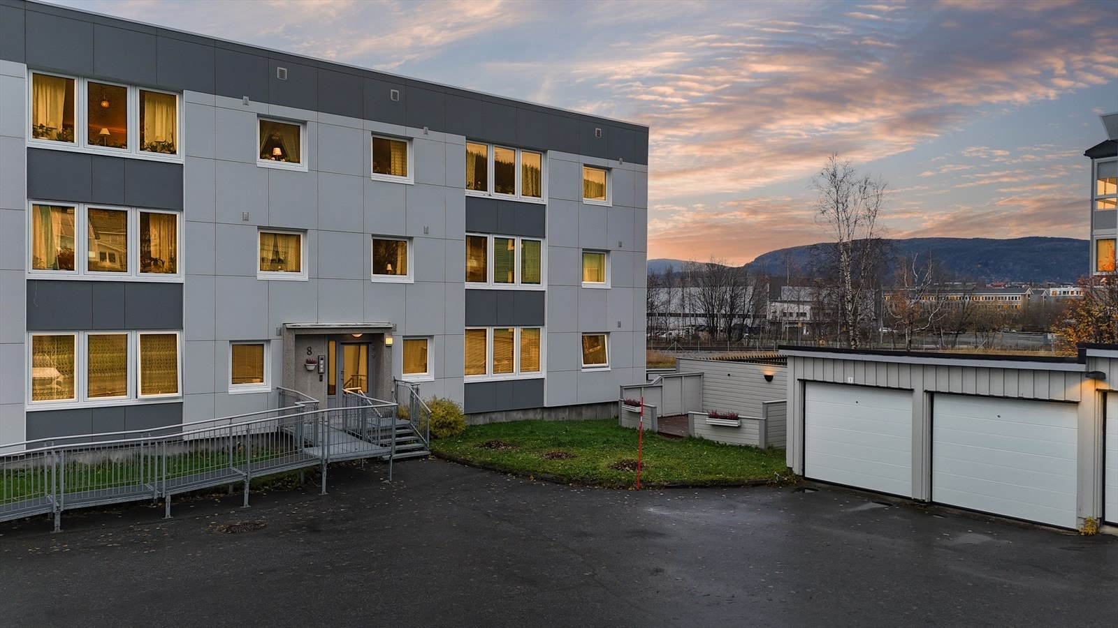 Leiligheten ligger i en boligblokk i 1.etg på hjørnet og vendt i den retningen, hvor man har både utsikt og gode solforhold. Svært praktisk adkomst, nærmest rett inn fra gateplan. Galleribilde