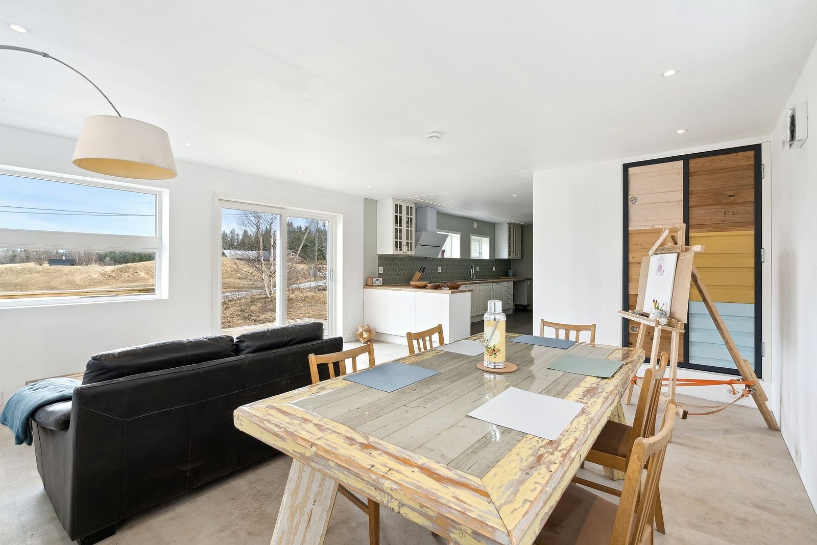 Åpen stue/kjøkken-løsning legger til rett for en sosial arena. Galleribilde