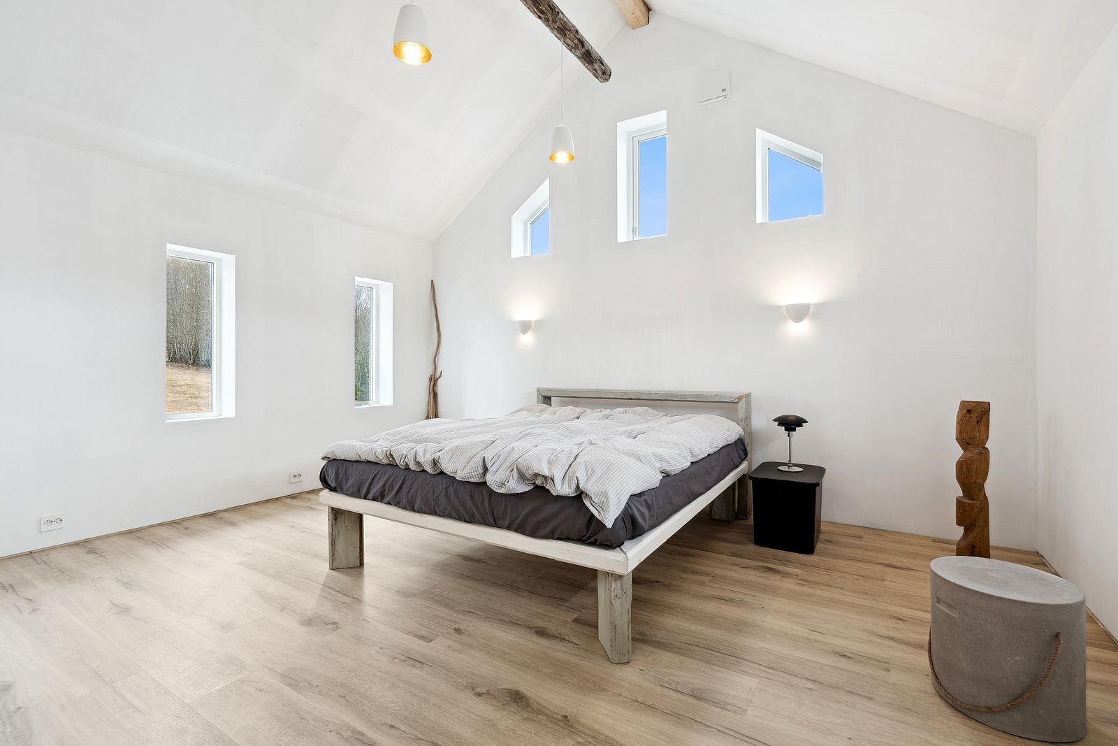 Stilig soverom med god takhøyde. Galleribilde