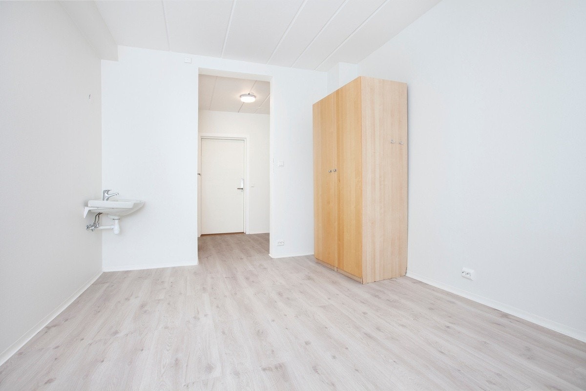 Rom mot inngangspart/bad. Galleribilde