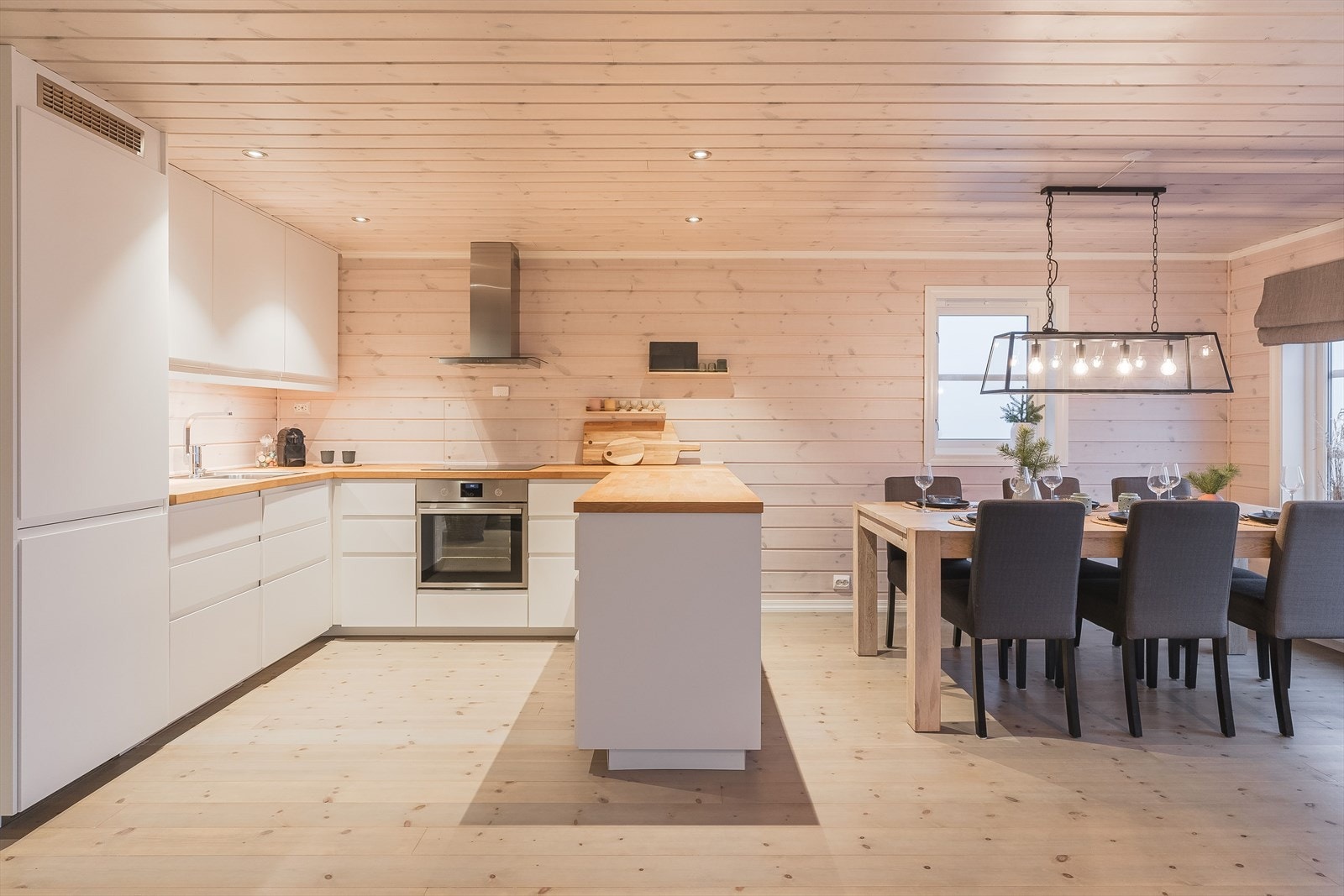 Stort og sosialt oppholdsrom med kjøkken i åpen løsning. Galleribilde