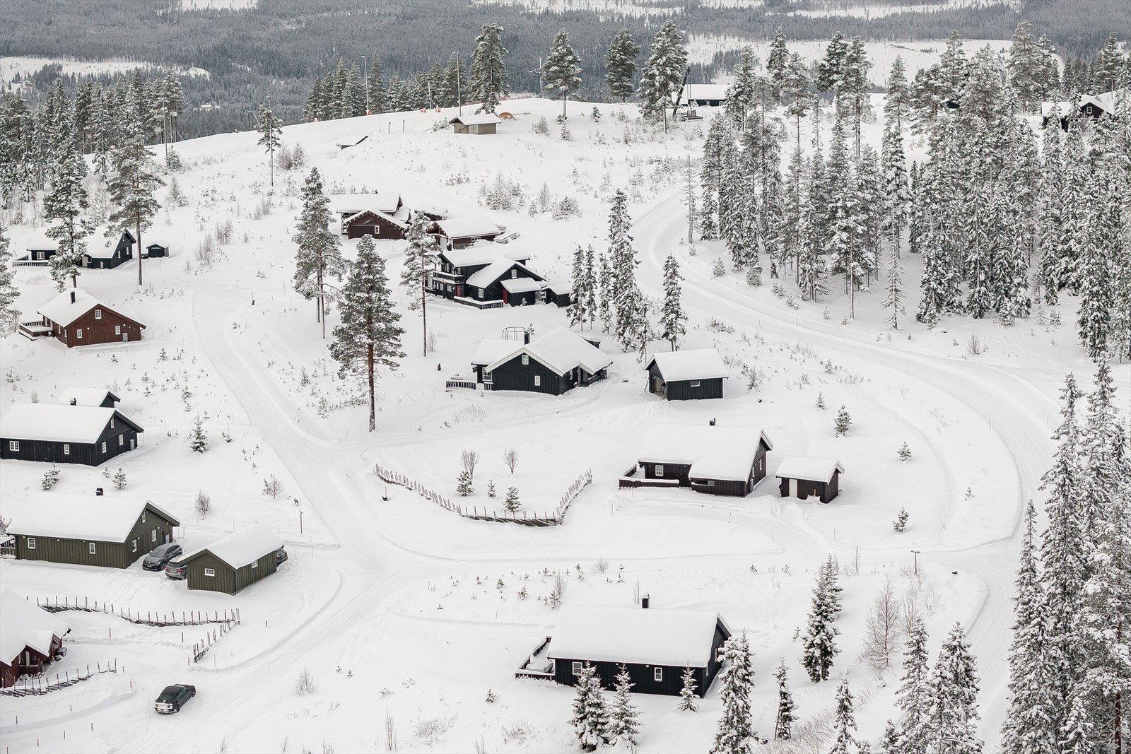 Hytta har en god beliggenhet i et høyt og luftig hyttefelt på toppen av alpinbakken. Dette er en av de beste beliggenhetene på hele Furutangen, med gode solforhold og flott utsikt. Galleribilde