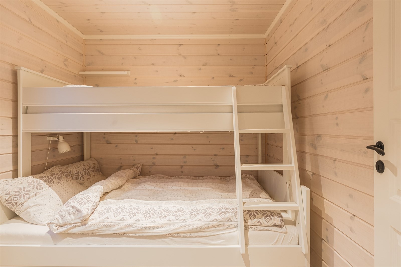 Soverom 2 er i dag innredet med en familiekøye med 3 sengeplasser. Galleribilde