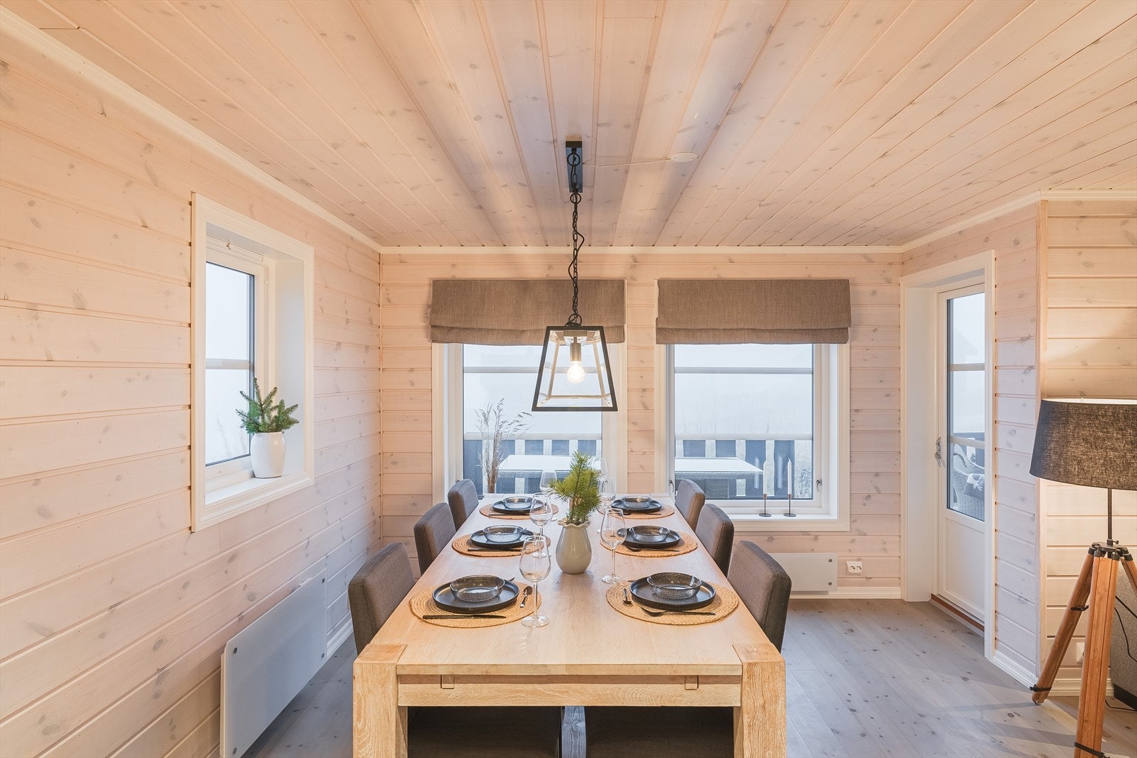 Stuen har vindusflater mot tre ulike himmelrentinger som sørger for rikelig med naturlig lys og bidrar til en god romfølelse. Galleribilde