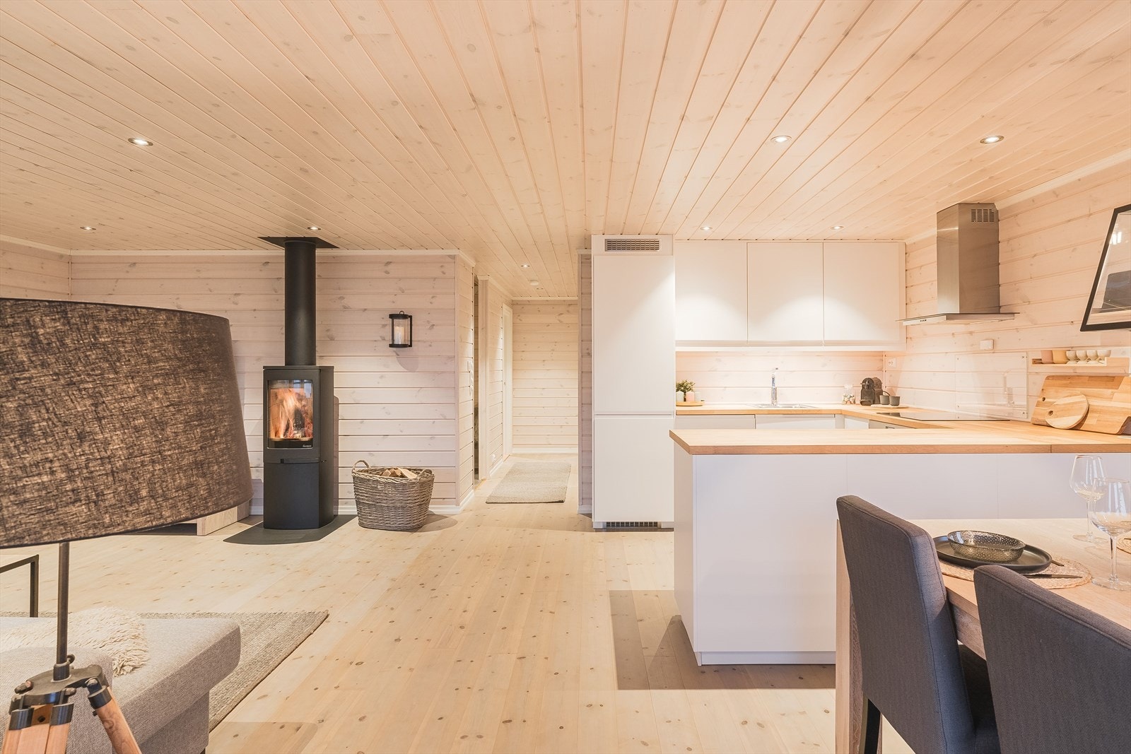 Stuen er romslig og er enkel å møblere med sofagruppe med salongbord, mediemøblement og et stort spisebord. Galleribilde