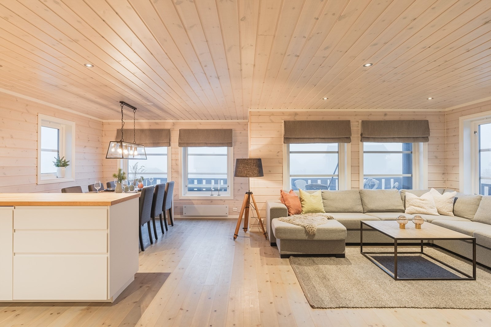 Stuen er det naturlige oppholdsrommet i hytta, og er et stort, lyst og fint rom for både avkobling og hygge. Galleribilde