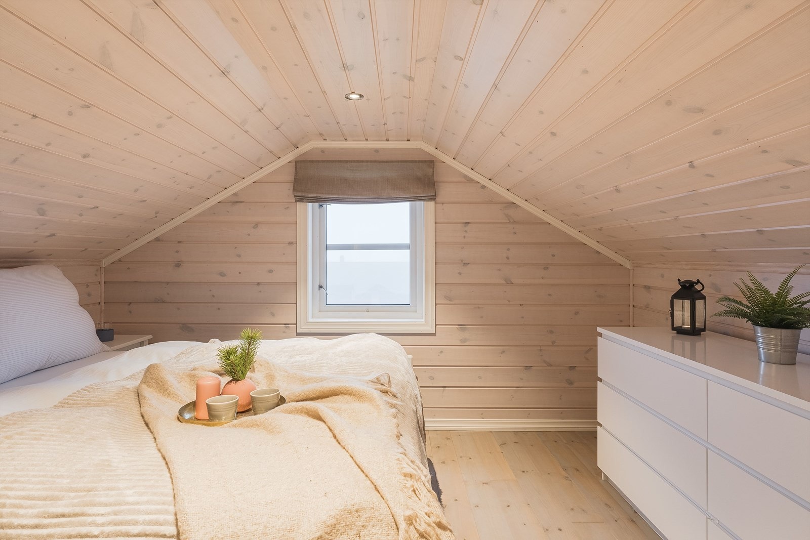 Hemsrom innredet som soverom 3 som idag er innredet med dobbeltseng og kommode. Det gjøres oppmerksom på at rommene på hemsen ikke er godkjent for varig opphold. Galleribilde