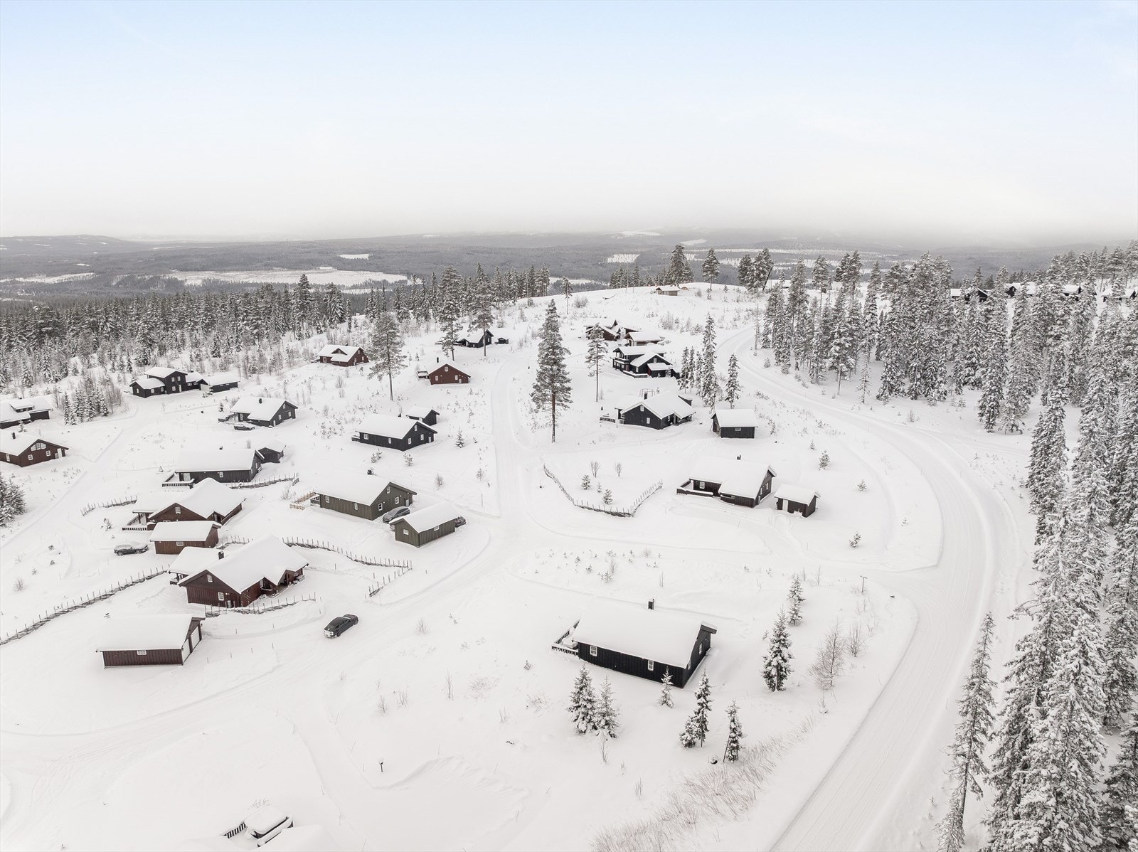 Hytta fra 2016 er velholdt og romslig og har en solrik sydvendt beliggenhet med nydelig utsikt. Galleribilde