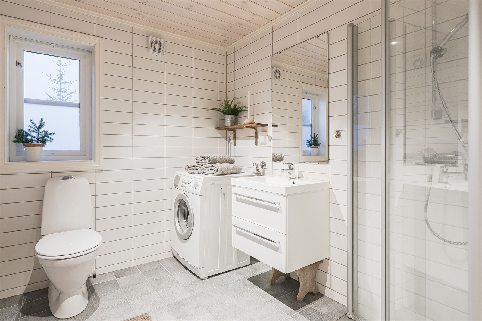 Baderommet er også utstyrt med dusjhjørne med innfellbare glassdører og gulvstående toalett. Galleribilde