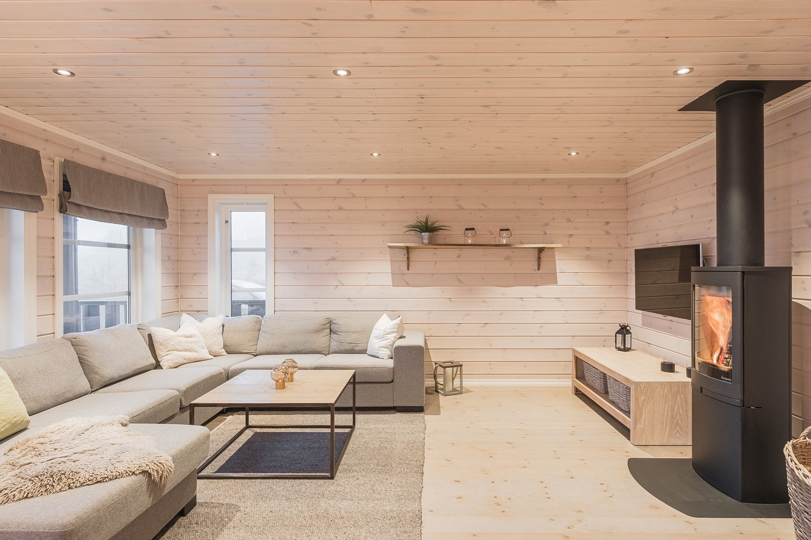 Som et fint midtpunkt i stuen har du en moderne vedovn som både gir god varme og bidrar til ekstra hygge. Galleribilde