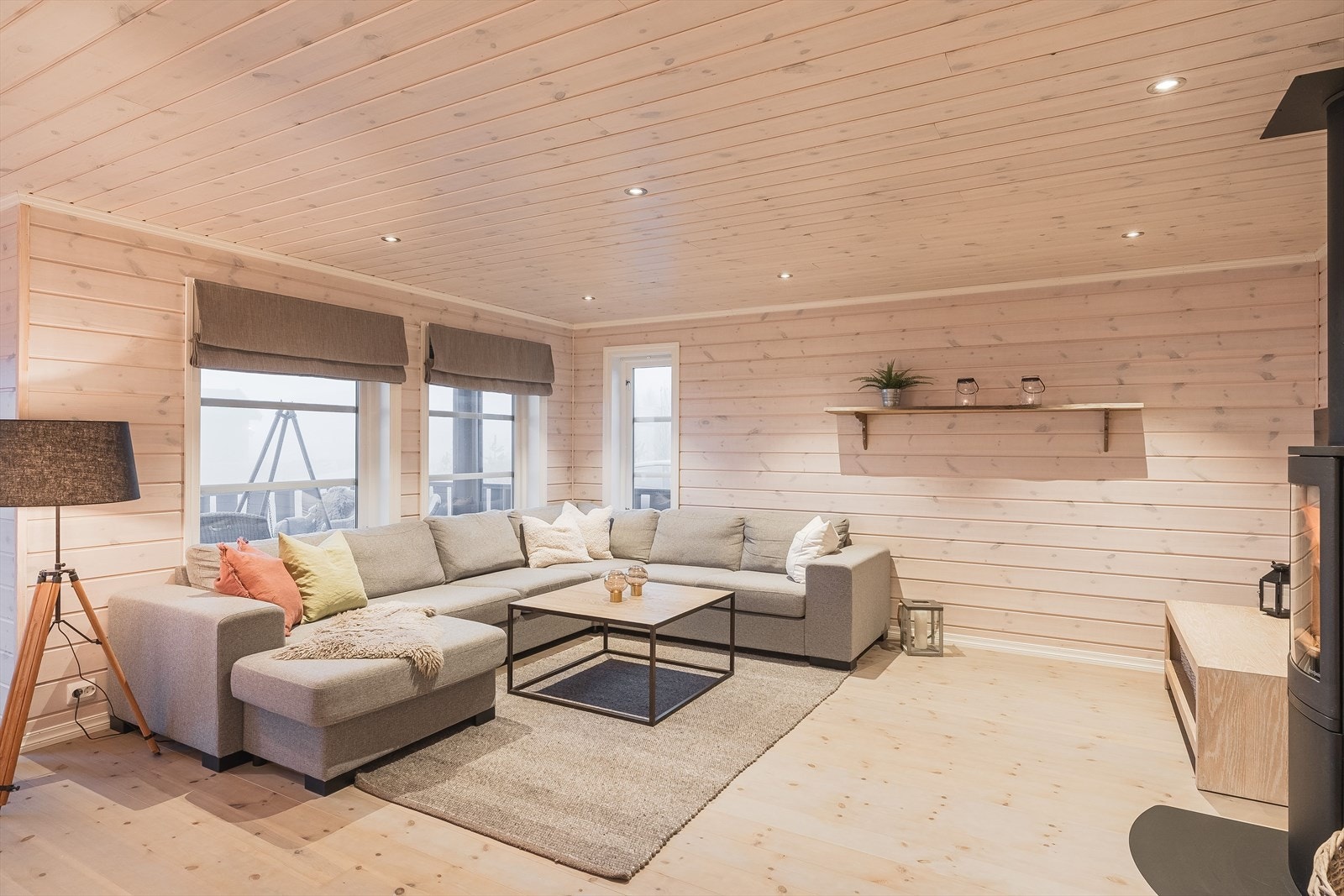 Stuen har god standard med lyse fine tregulv, lys liggende panel på veggene, skjult elektrisk anlegg og downlights i himlingen. Galleribilde