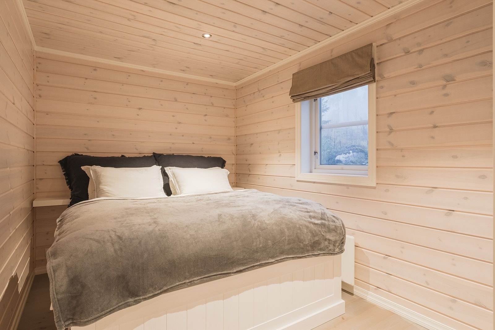 Soverom 1 er et lyst og koselig soverom som i dag er innredet med en dobbeltseng, og som har en praktisk nisje med plass til garderobeskap eller kommode. Galleribilde