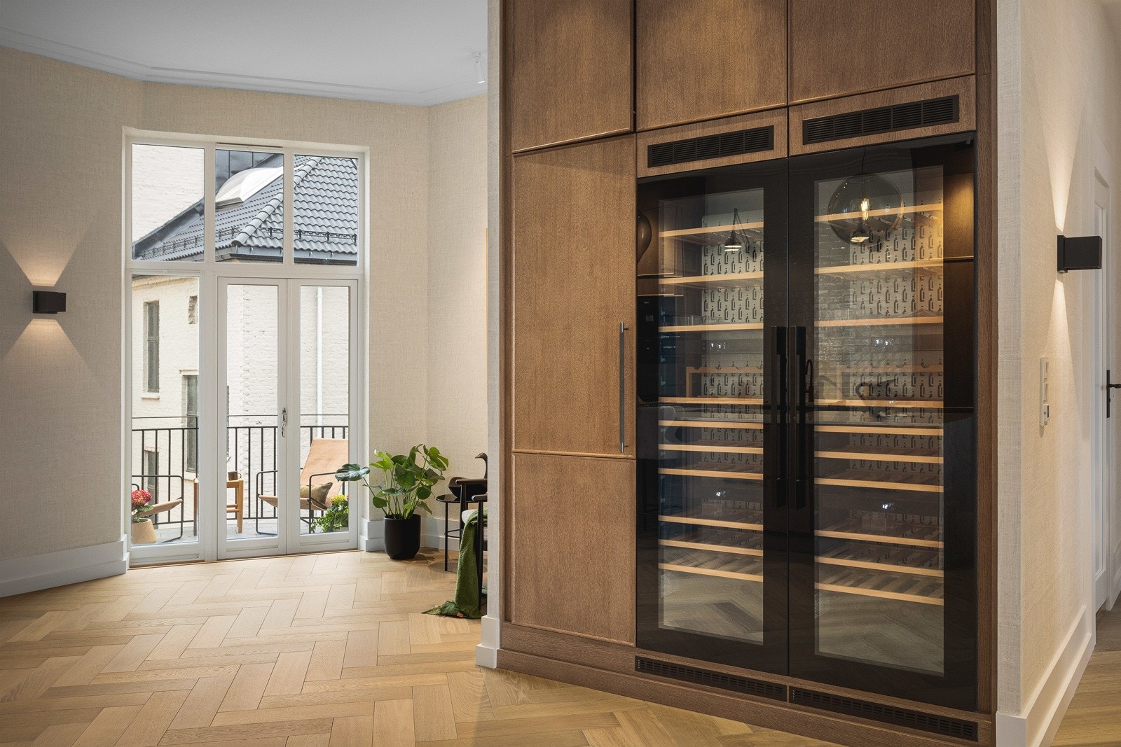 Innredningen er plassbygget og strekker seg fra gulv til tak Galleribilde