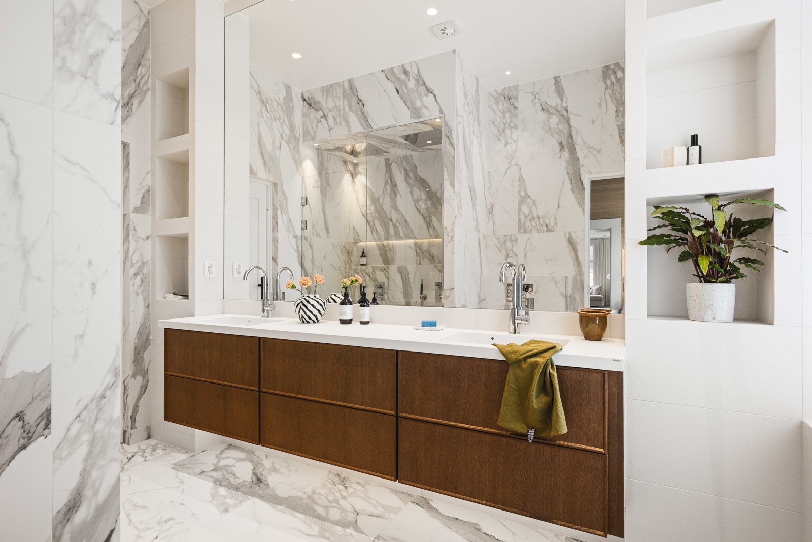 Smakfullt bad tilknyttet hovedsoverom Galleribilde