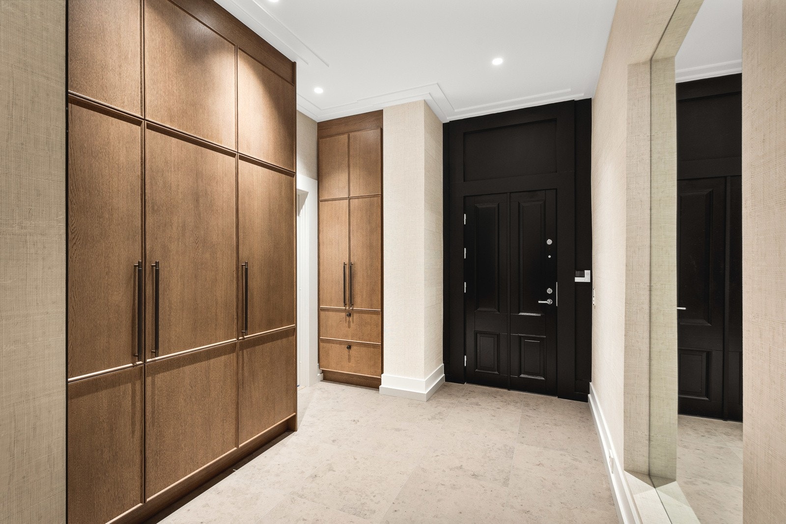 Stor hall med garderober levert av Strai Galleribilde