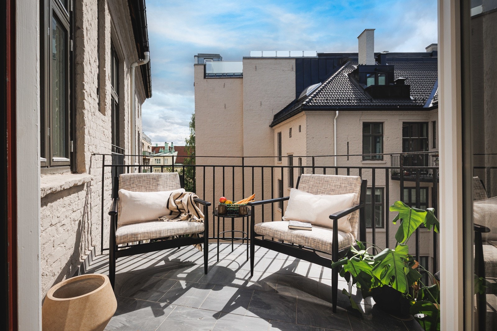 Velkommen til Drammensveien 72. Solrik balkong som vender mot bakgård. Foto Morten Henden Aamodt Galleribilde