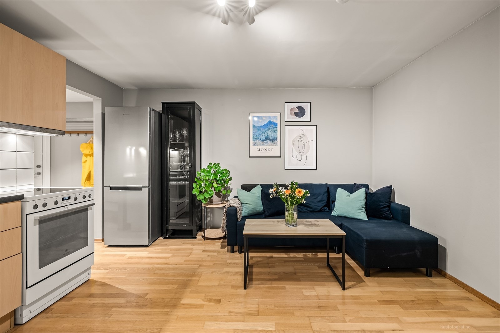 Stuen har parkett på gulv, malte overflater og utgang til balkong. Galleribilde