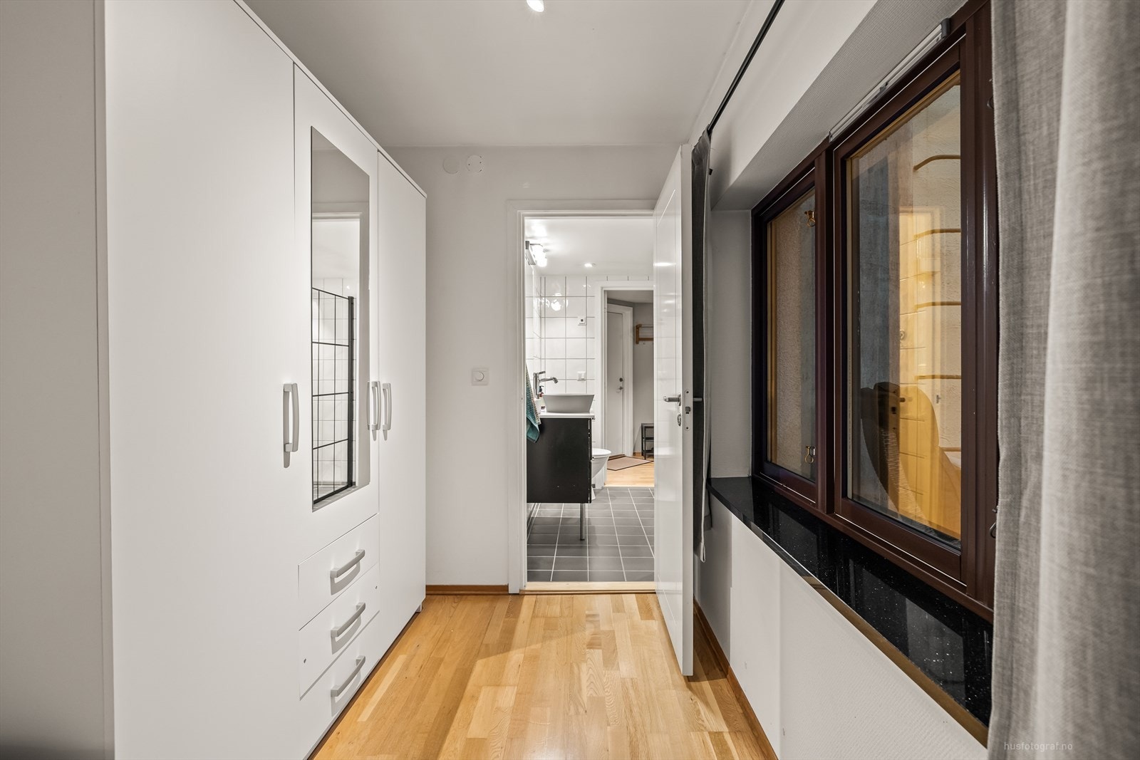 Godt med garderobeplass. I tillegg har boligen en ekstern bod for ekstra oppbevaring. Galleribilde