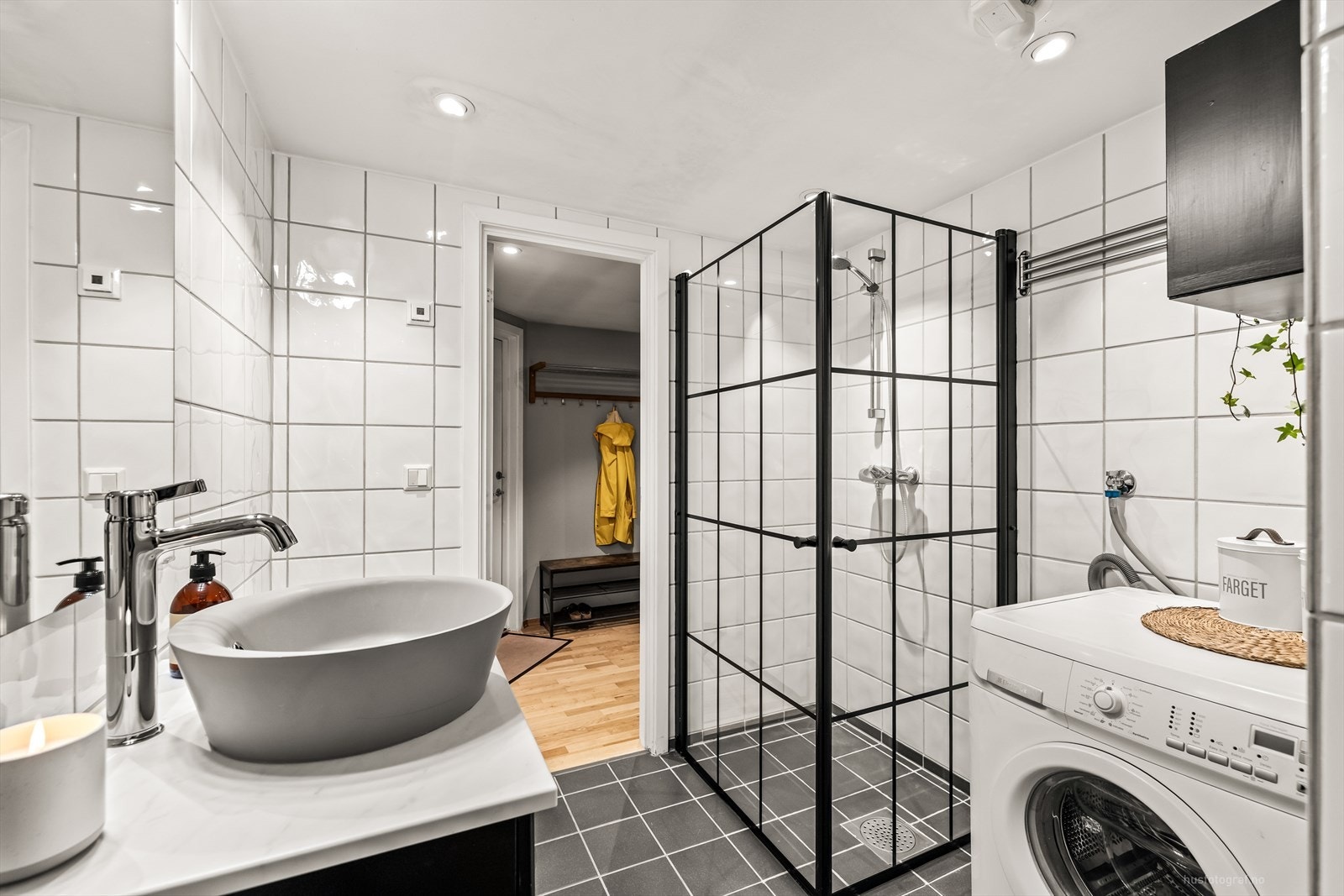 Badet inneholder servant, toalett, dusjvegger (2023) og røropplegg for vaskemaskin. Galleribilde