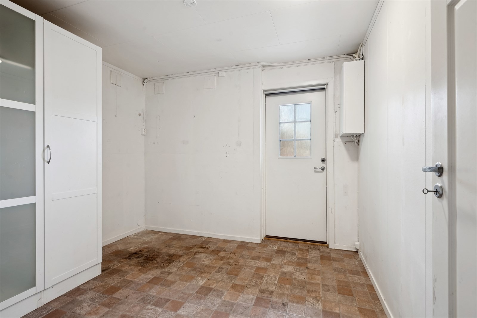 Kjellergangen har stort potensial - med god plass til skap og lagring kan dette rommet enkelt tilpasses dine behov! Galleribilde