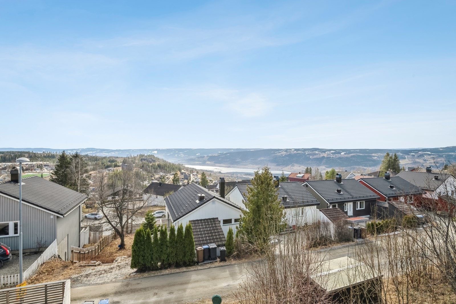 Tiriltunga 15 er en enebolig over 2 plan beliggende på en flott utsiktstomt Galleribilde