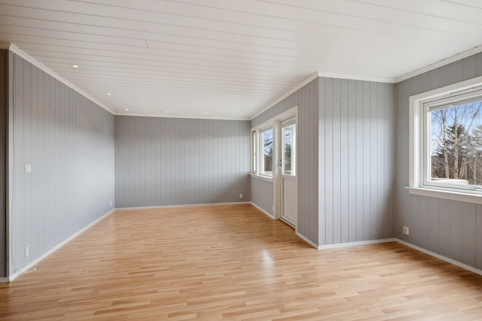 Stuen er lys og romslig, og balkongen gir deg en fantastisk utsikt - et perfekt sted for å nyte morgenkaffen eller solnedgangen. Galleribilde