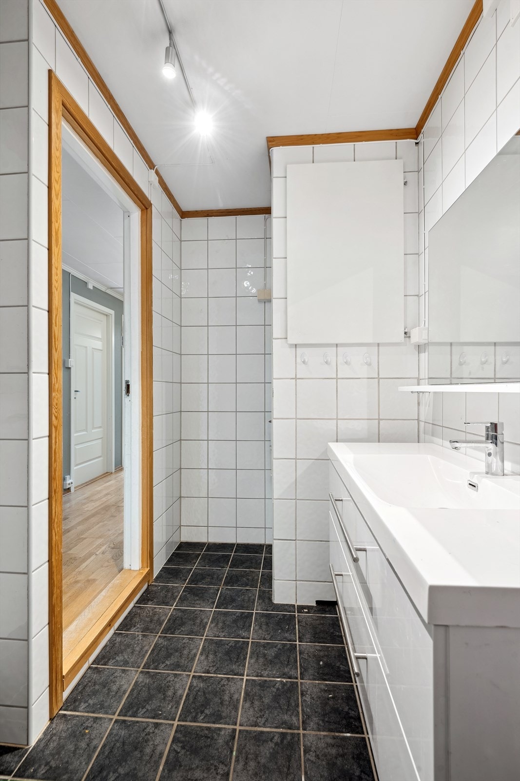 Badet har god belysning og plass til et oppbevaringsskap. Galleribilde