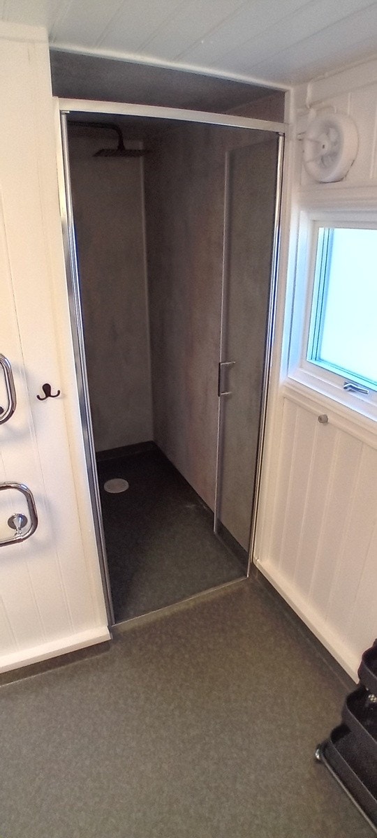 Bad/vaskerom. Dusjnisje, Galleribilde