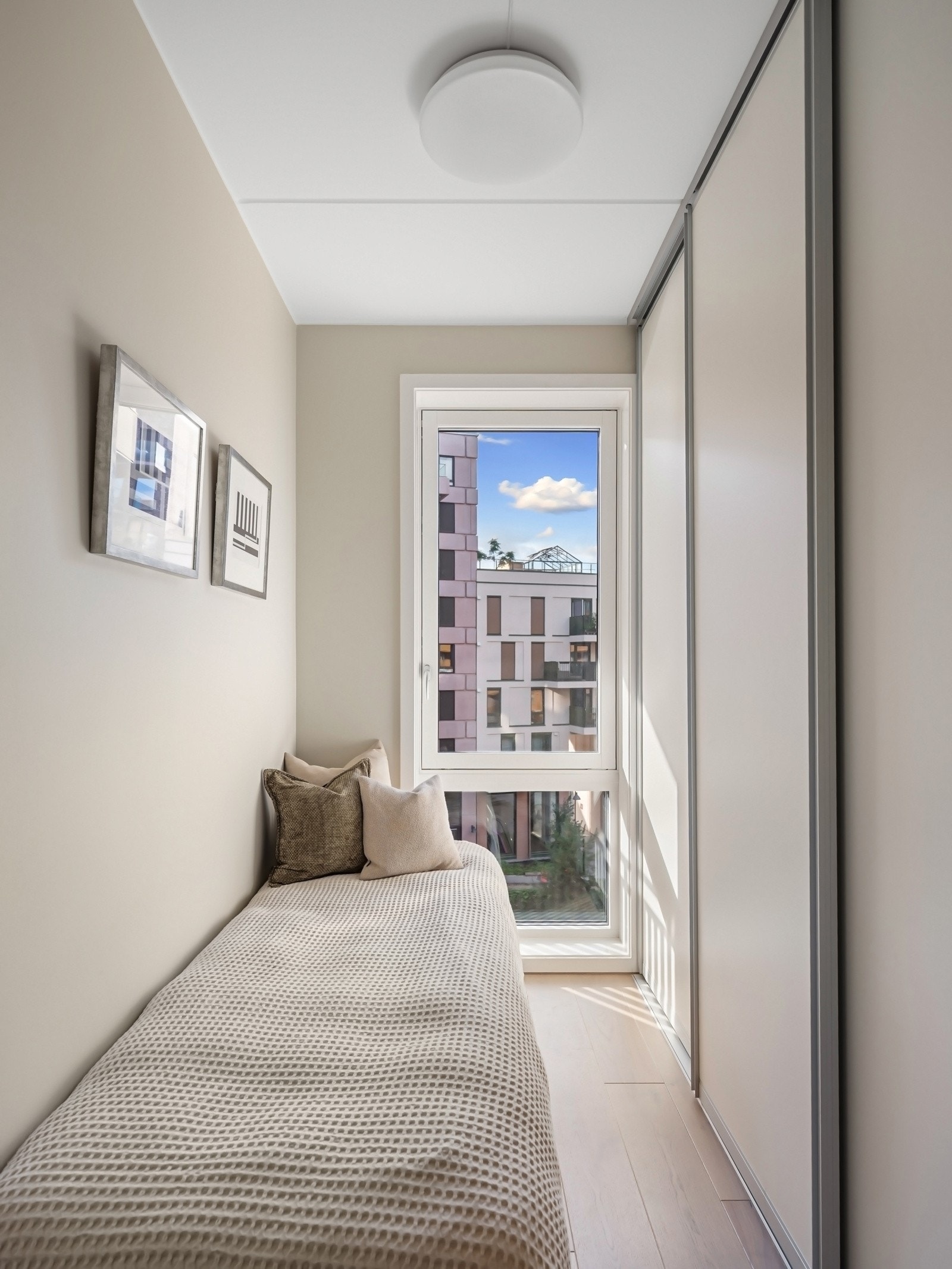 Det andre soverommet har plass til seng og øvrig møblement. Rommet egner seg godt som barnerom, gjesterom eller hjemmekontor. Galleribilde